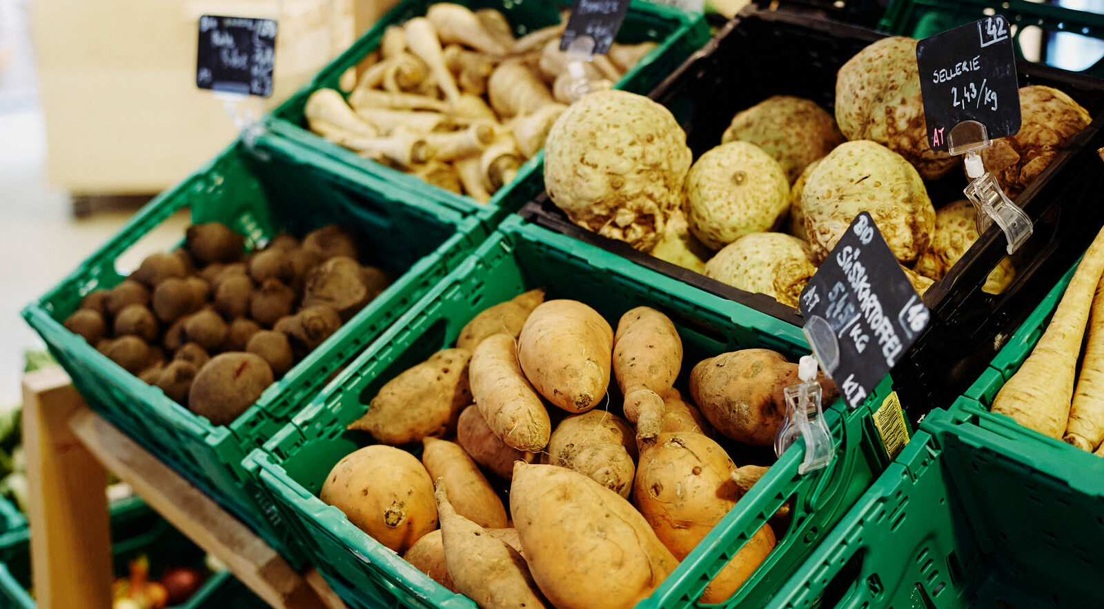 Hochwertiges Gemüse im MILA Mitmach-Supermarkt in Wien, Rote Rüben, Süßkartoffeln, Sellerie, Rote Rüben