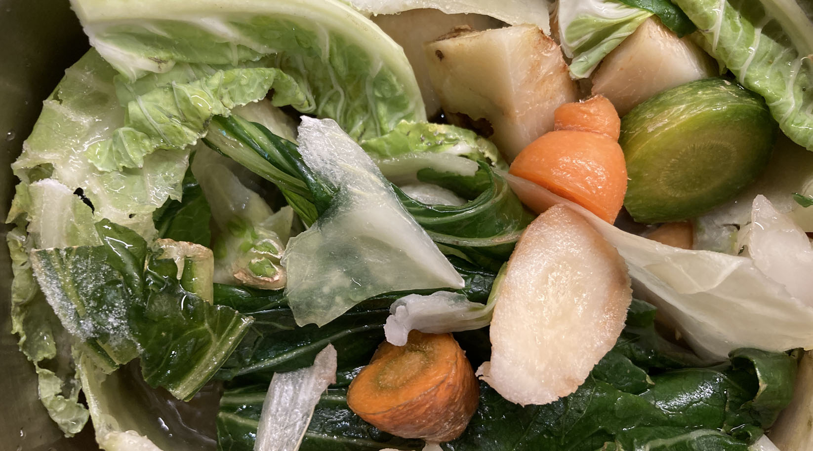 Gemüsereste zum Kochen vorbereitet