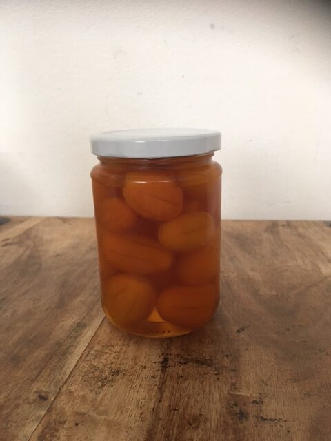 Glasierte Kumquats im Glas